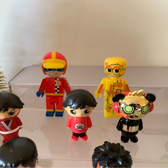 Pocket watch Ryans world robot, mini collectible figures lot of 13 Carrying case - Picture 5 of 9